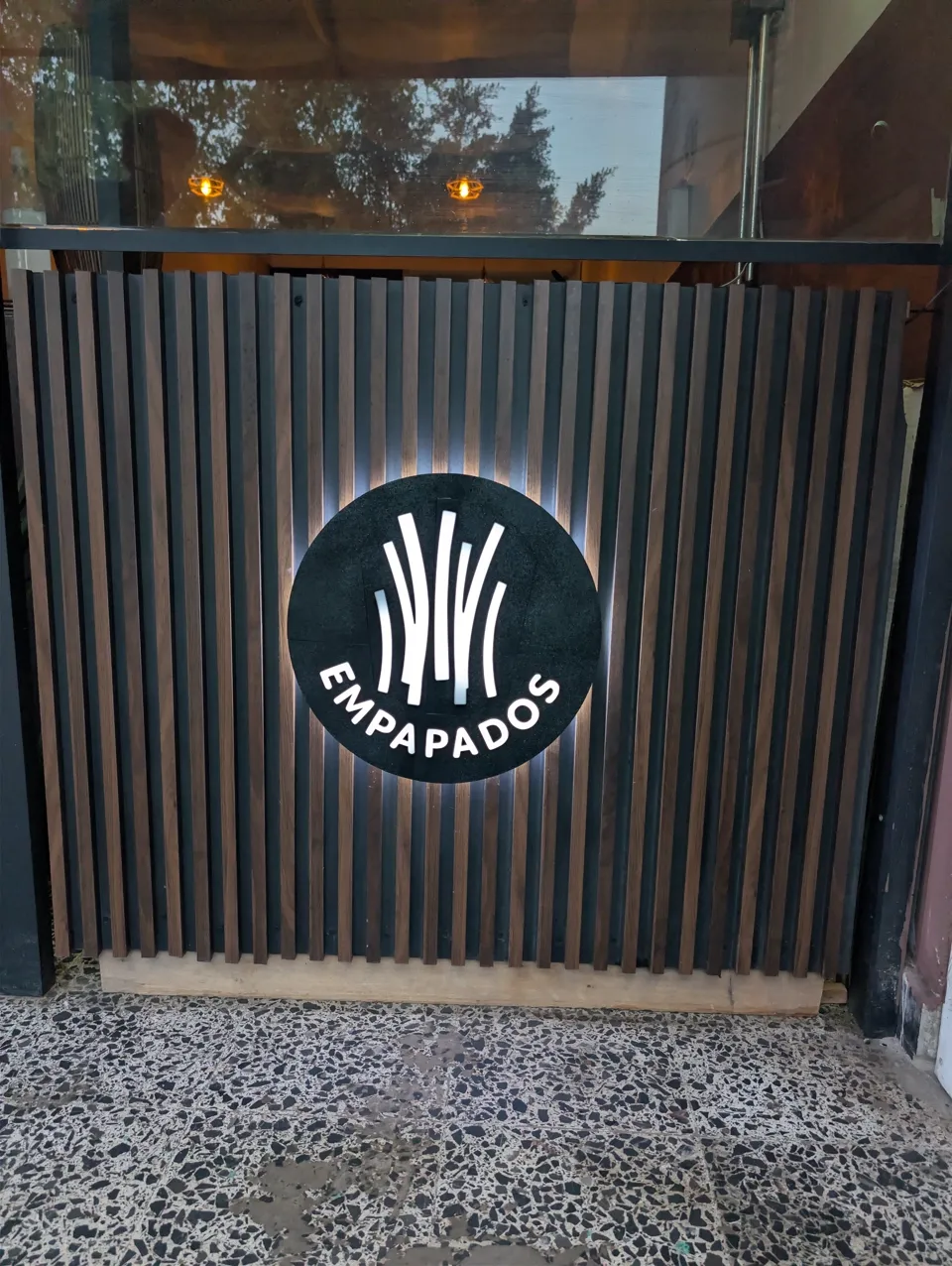 Letrero Empapados · fotografía real 4